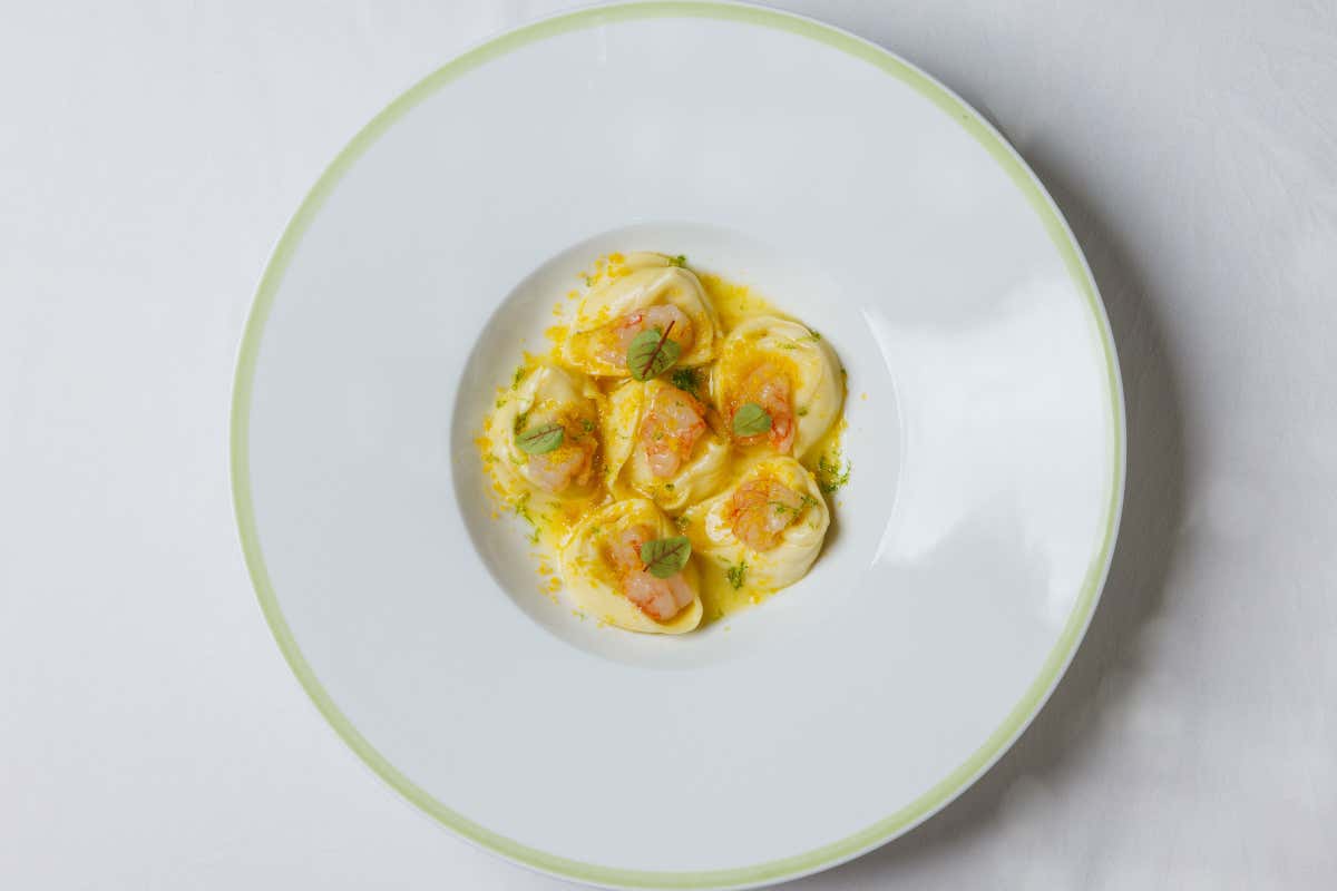 Tortelli cacio e pepe con crudo di gambero rosso, lime e bottarga